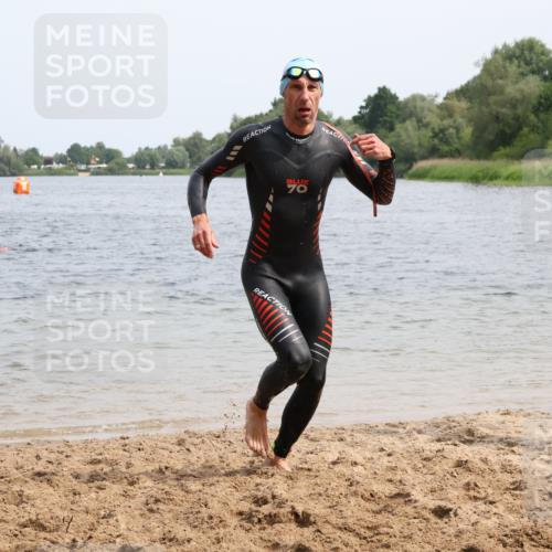 15.06.2025 - 27. Vierlanden-Triathlon Lena Gebhardt http://msf.ph/oto/8029534 15.06.2025 11:05:39 Schwimmen 837, 840, 854 meine-sportfotos.de