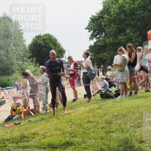 15.06.2025 - 27. Vierlanden-Triathlon KatJ http://msf.ph/oto/8029537 15.06.2025 11:05:33 Schwimmen 840, 866 meine-sportfotos.de
