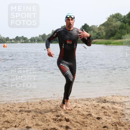15.06.2025 - 27. Vierlanden-Triathlon Lena Gebhardt http://msf.ph/oto/8029539 15.06.2025 11:05:39 Schwimmen 837, 840, 854 meine-sportfotos.de