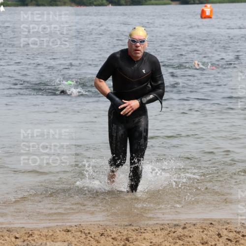 15.06.2025 - 27. Vierlanden-Triathlon Lena Gebhardt http://msf.ph/oto/8029544 15.06.2025 11:05:41 Schwimmen 837, 854 meine-sportfotos.de