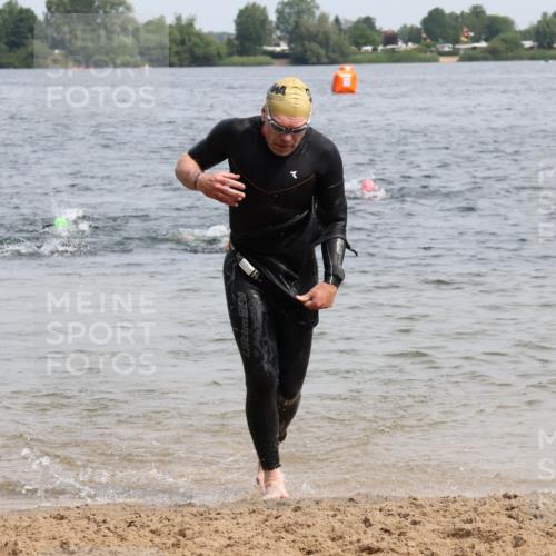 15.06.2025 - 27. Vierlanden-Triathlon Lena Gebhardt http://msf.ph/oto/8029551 15.06.2025 11:05:42 Schwimmen 837, 854 meine-sportfotos.de