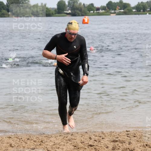 15.06.2025 - 27. Vierlanden-Triathlon Lena Gebhardt http://msf.ph/oto/8029555 15.06.2025 11:05:42 Schwimmen 837, 854 meine-sportfotos.de