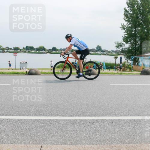 21.06.2025 - 27. Vierlanden-Triathlon H.Heesch http://msf.ph/oto/8029556 15.06.2025 11:28:37 Radfahren 925, 942, 965, 967 meine-sportfotos.de
