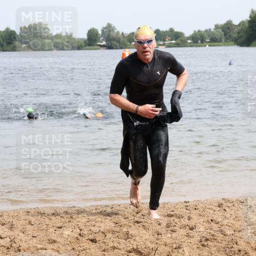 15.06.2025 - 27. Vierlanden-Triathlon Lena Gebhardt http://msf.ph/oto/8029560 15.06.2025 11:05:43 Schwimmen 837, 854 meine-sportfotos.de