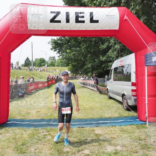 21.06.2025 - 27. Vierlanden-Triathlon MichiJ http://msf.ph/oto/8029562 15.06.2026 12:21:14 Ziel 78, 120 meine-sportfotos.de