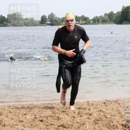 15.06.2025 - 27. Vierlanden-Triathlon Lena Gebhardt http://msf.ph/oto/8029566 15.06.2025 11:05:43 Schwimmen 837, 854 meine-sportfotos.de
