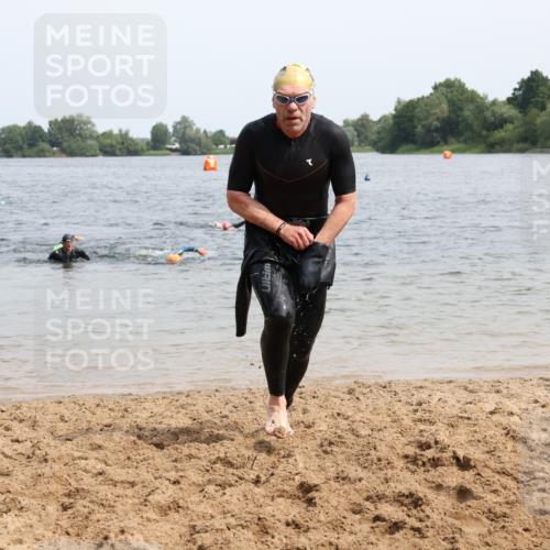 15.06.2025 - 27. Vierlanden-Triathlon Lena Gebhardt http://msf.ph/oto/8029571 15.06.2025 11:05:44 Schwimmen 779, 837, 854 meine-sportfotos.de