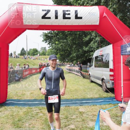 21.06.2025 - 27. Vierlanden-Triathlon MichiJ http://msf.ph/oto/8029581 15.06.2026 12:21:15 Ziel 78, 120 meine-sportfotos.de