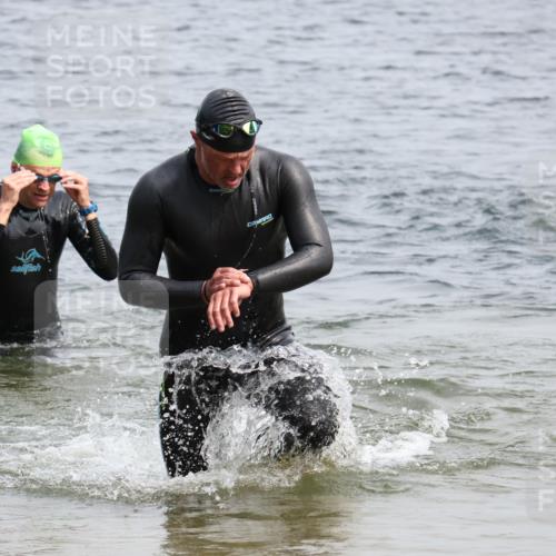15.06.2025 - 27. Vierlanden-Triathlon Lena Gebhardt http://msf.ph/oto/8029586 15.06.2025 11:05:51 Schwimmen 779, 819, 837 meine-sportfotos.de