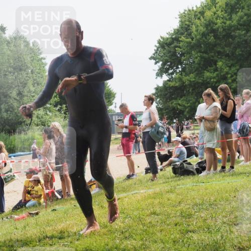 15.06.2025 - 27. Vierlanden-Triathlon KatJ http://msf.ph/oto/8029587 15.06.2025 11:05:36 Schwimmen 840, 854, 866 meine-sportfotos.de