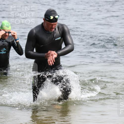 15.06.2025 - 27. Vierlanden-Triathlon Lena Gebhardt http://msf.ph/oto/8029593 15.06.2025 11:05:51 Schwimmen 779, 819, 837 meine-sportfotos.de