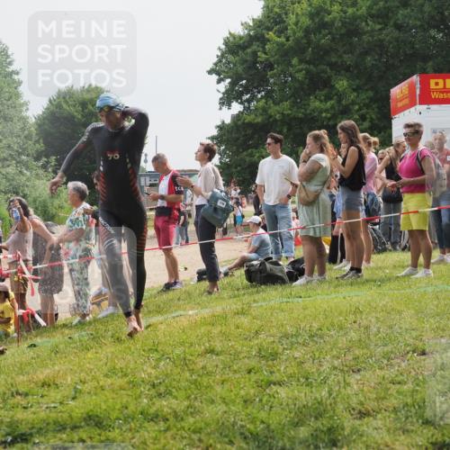15.06.2025 - 27. Vierlanden-Triathlon KatJ http://msf.ph/oto/8029594 15.06.2025 11:05:43 Schwimmen 837, 854 meine-sportfotos.de