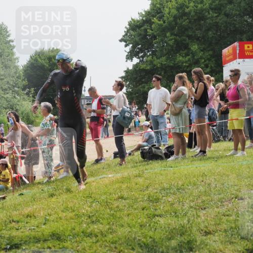 15.06.2025 - 27. Vierlanden-Triathlon KatJ http://msf.ph/oto/8029598 15.06.2025 11:05:43 Schwimmen 837, 854 meine-sportfotos.de