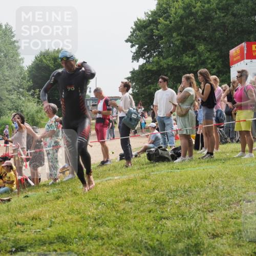 15.06.2025 - 27. Vierlanden-Triathlon KatJ http://msf.ph/oto/8029603 15.06.2025 11:05:43 Schwimmen 837, 854 meine-sportfotos.de