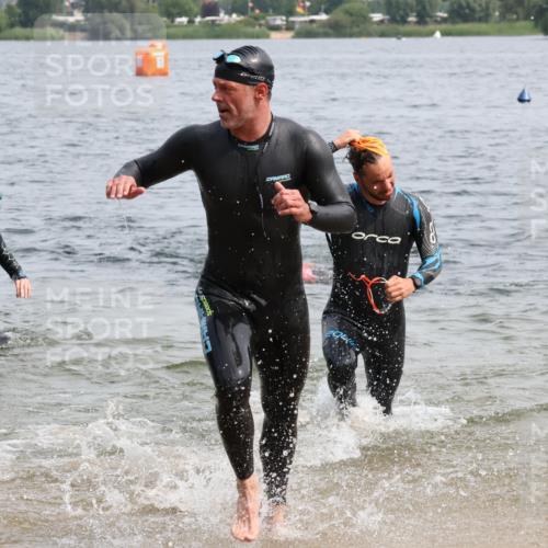 15.06.2025 - 27. Vierlanden-Triathlon Lena Gebhardt http://msf.ph/oto/8029610 15.06.2025 11:05:53 Schwimmen 670, 779, 819, 837 meine-sportfotos.de