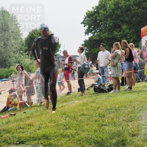 15.06.2025 - 27. Vierlanden-Triathlon KatJ http://msf.ph/oto/8029615 15.06.2025 11:05:44 Schwimmen 837, 854 meine-sportfotos.de