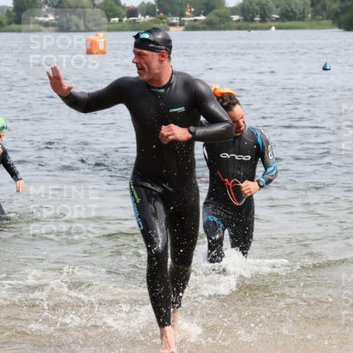 15.06.2025 - 27. Vierlanden-Triathlon Lena Gebhardt http://msf.ph/oto/8029617 15.06.2025 11:05:53 Schwimmen 670, 779, 819, 837 meine-sportfotos.de