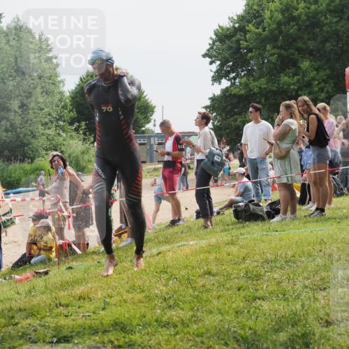 15.06.2025 - 27. Vierlanden-Triathlon KatJ http://msf.ph/oto/8029621 15.06.2025 11:05:44 Schwimmen 837, 854 meine-sportfotos.de