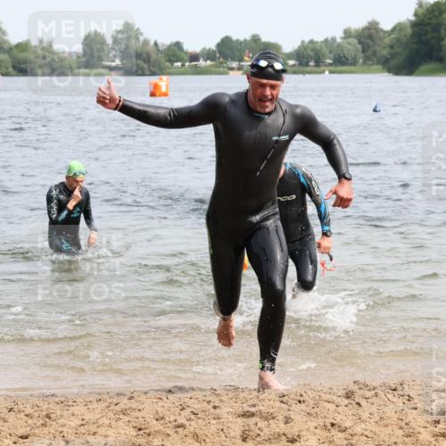 15.06.2025 - 27. Vierlanden-Triathlon Lena Gebhardt http://msf.ph/oto/8029622 15.06.2025 11:05:53 Schwimmen 670, 779, 819, 837 meine-sportfotos.de