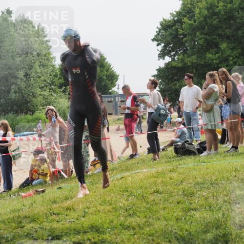 15.06.2025 - 27. Vierlanden-Triathlon KatJ http://msf.ph/oto/8029628 15.06.2025 11:05:44 Schwimmen 837, 854 meine-sportfotos.de