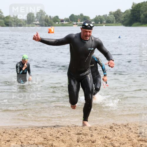 15.06.2025 - 27. Vierlanden-Triathlon Lena Gebhardt http://msf.ph/oto/8029631 15.06.2025 11:05:54 Schwimmen 670, 779, 817, 819, 837 meine-sportfotos.de