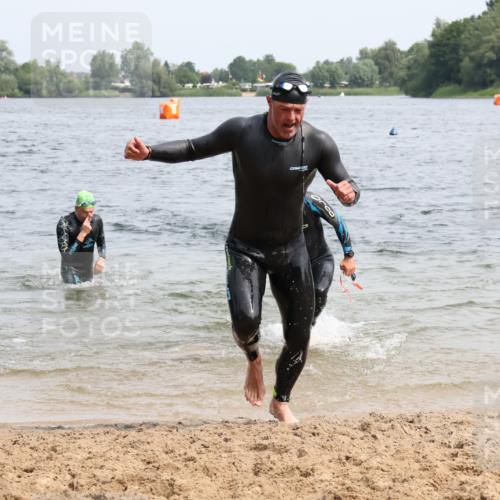 15.06.2025 - 27. Vierlanden-Triathlon Lena Gebhardt http://msf.ph/oto/8029633 15.06.2025 11:05:54 Schwimmen 670, 779, 817, 819, 837 meine-sportfotos.de