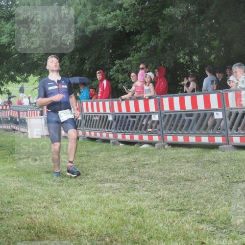 21.06.2025 - 27. Vierlanden-Triathlon KatJ http://msf.ph/oto/8029634 15.06.2025 13:35:42 Ziel 832 meine-sportfotos.de