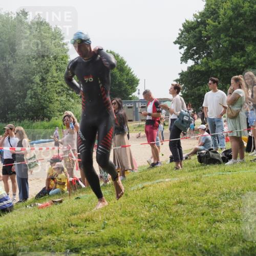 15.06.2025 - 27. Vierlanden-Triathlon KatJ http://msf.ph/oto/8029636 15.06.2025 11:05:44 Schwimmen 837, 854 meine-sportfotos.de