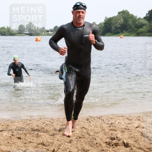 15.06.2025 - 27. Vierlanden-Triathlon Lena Gebhardt http://msf.ph/oto/8029641 15.06.2025 11:05:54 Schwimmen 670, 779, 817, 819, 837 meine-sportfotos.de