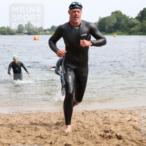 15.06.2025 - 27. Vierlanden-Triathlon Lena Gebhardt http://msf.ph/oto/8029646 15.06.2025 11:05:54 Schwimmen 670, 779, 817, 819, 837 meine-sportfotos.de