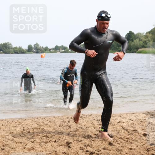 15.06.2025 - 27. Vierlanden-Triathlon Lena Gebhardt http://msf.ph/oto/8029651 15.06.2025 11:05:55 Schwimmen 670, 779, 817, 819, 837 meine-sportfotos.de