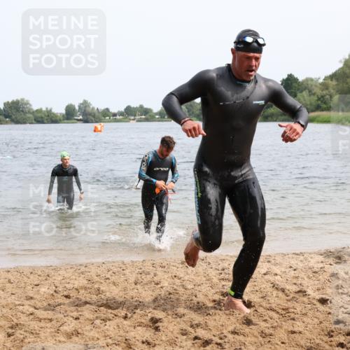 15.06.2025 - 27. Vierlanden-Triathlon Lena Gebhardt http://msf.ph/oto/8029654 15.06.2025 11:05:55 Schwimmen 670, 779, 817, 819, 837 meine-sportfotos.de