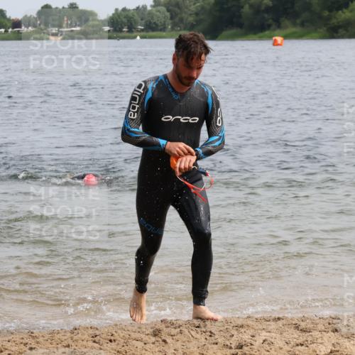 15.06.2025 - 27. Vierlanden-Triathlon Lena Gebhardt http://msf.ph/oto/8029658 15.06.2025 11:05:56 Schwimmen 670, 779, 817, 819, 837 meine-sportfotos.de