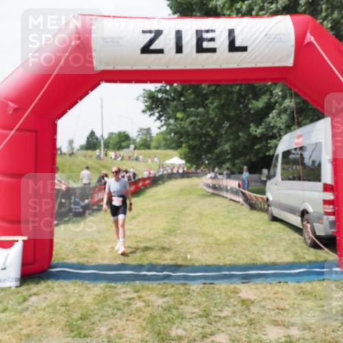 21.06.2025 - 27. Vierlanden-Triathlon MichiJ http://msf.ph/oto/8029659 15.06.2026 12:24:04 Ziel  meine-sportfotos.de