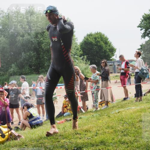15.06.2025 - 27. Vierlanden-Triathlon KatJ http://msf.ph/oto/8029660 15.06.2025 11:05:44 Schwimmen 837, 854 meine-sportfotos.de