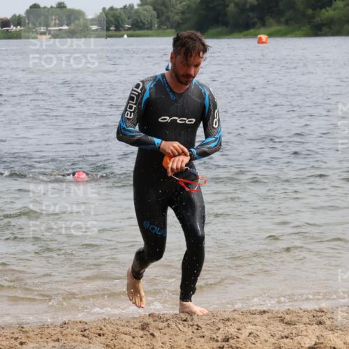15.06.2025 - 27. Vierlanden-Triathlon Lena Gebhardt http://msf.ph/oto/8029663 15.06.2025 11:05:56 Schwimmen 670, 779, 817, 819, 837 meine-sportfotos.de