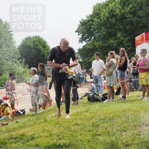 15.06.2025 - 27. Vierlanden-Triathlon KatJ http://msf.ph/oto/8029669 15.06.2025 11:05:50 Schwimmen 837, 854 meine-sportfotos.de