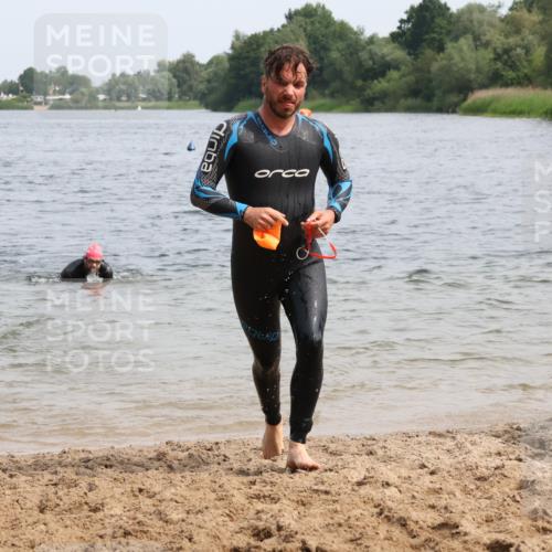 15.06.2025 - 27. Vierlanden-Triathlon Lena Gebhardt http://msf.ph/oto/8029672 15.06.2025 11:05:56 Schwimmen 670, 779, 817, 819, 837 meine-sportfotos.de