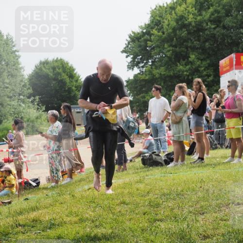 15.06.2025 - 27. Vierlanden-Triathlon KatJ http://msf.ph/oto/8029674 15.06.2025 11:05:50 Schwimmen 837, 854 meine-sportfotos.de