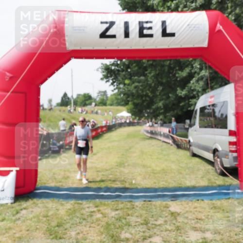 21.06.2025 - 27. Vierlanden-Triathlon MichiJ http://msf.ph/oto/8029677 15.06.2026 12:24:05 Ziel  meine-sportfotos.de