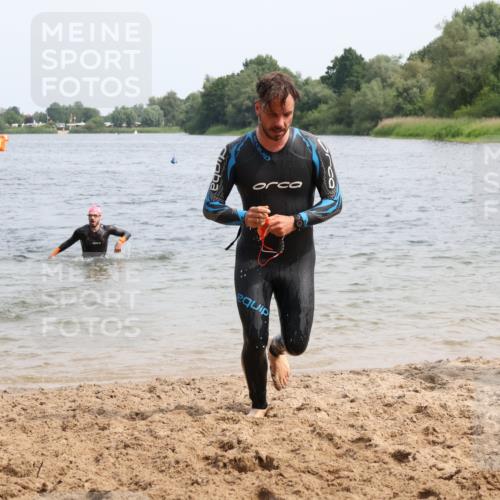 15.06.2025 - 27. Vierlanden-Triathlon Lena Gebhardt http://msf.ph/oto/8029678 15.06.2025 11:05:57 Schwimmen 670, 779, 817, 819 meine-sportfotos.de