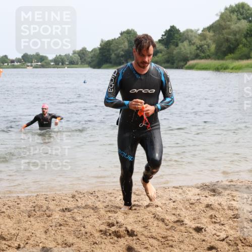 15.06.2025 - 27. Vierlanden-Triathlon Lena Gebhardt http://msf.ph/oto/8029684 15.06.2025 11:05:57 Schwimmen 670, 779, 817, 819 meine-sportfotos.de