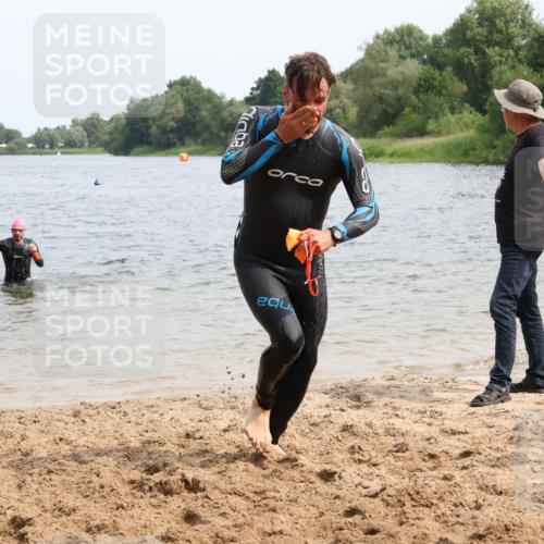 15.06.2025 - 27. Vierlanden-Triathlon Lena Gebhardt http://msf.ph/oto/8029690 15.06.2025 11:05:57 Schwimmen 670, 779, 817, 819 meine-sportfotos.de
