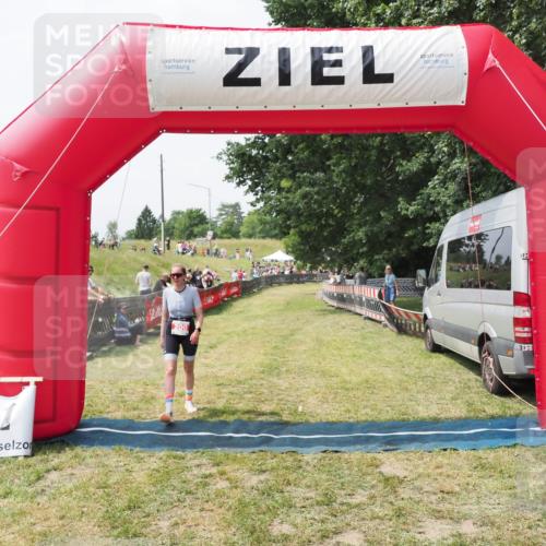 21.06.2025 - 27. Vierlanden-Triathlon MichiJ http://msf.ph/oto/8029691 15.06.2026 12:24:05 Ziel  meine-sportfotos.de