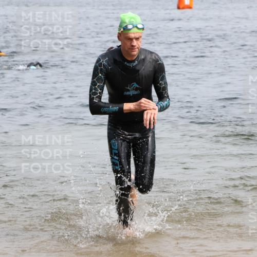 15.06.2025 - 27. Vierlanden-Triathlon Lena Gebhardt http://msf.ph/oto/8029705 15.06.2025 11:05:59 Schwimmen 670, 779, 817, 819, 855 meine-sportfotos.de