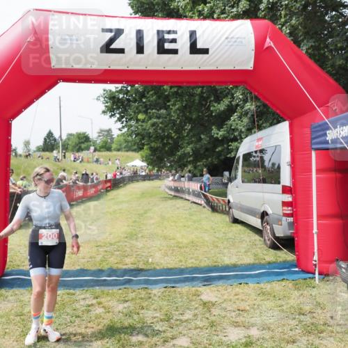 21.06.2025 - 27. Vierlanden-Triathlon MichiJ http://msf.ph/oto/8029710 15.06.2026 12:24:07 Ziel  meine-sportfotos.de