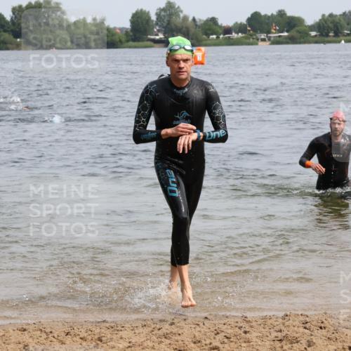 15.06.2025 - 27. Vierlanden-Triathlon Lena Gebhardt http://msf.ph/oto/8029713 15.06.2025 11:05:59 Schwimmen 670, 779, 817, 819, 855 meine-sportfotos.de