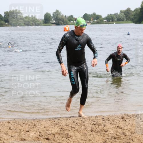 15.06.2025 - 27. Vierlanden-Triathlon Lena Gebhardt http://msf.ph/oto/8029715 15.06.2025 11:06:00 Schwimmen 670, 779, 817, 819, 855 meine-sportfotos.de