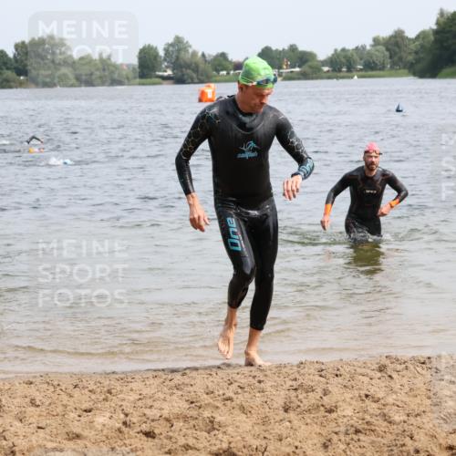 15.06.2025 - 27. Vierlanden-Triathlon Lena Gebhardt http://msf.ph/oto/8029721 15.06.2025 11:06:00 Schwimmen 670, 779, 817, 819, 855 meine-sportfotos.de