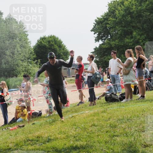 15.06.2025 - 27. Vierlanden-Triathlon KatJ http://msf.ph/oto/8029722 15.06.2025 11:05:58 Schwimmen 779, 819, 837 meine-sportfotos.de